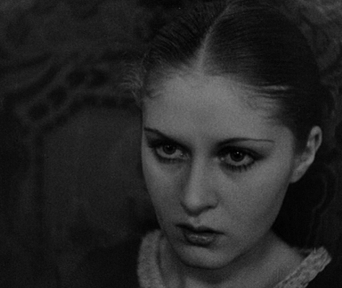 Carl Theodor Dreyer: Vampyr. Text von Christian Erdmann. Bild: Rena Mandel in "Vampyr".