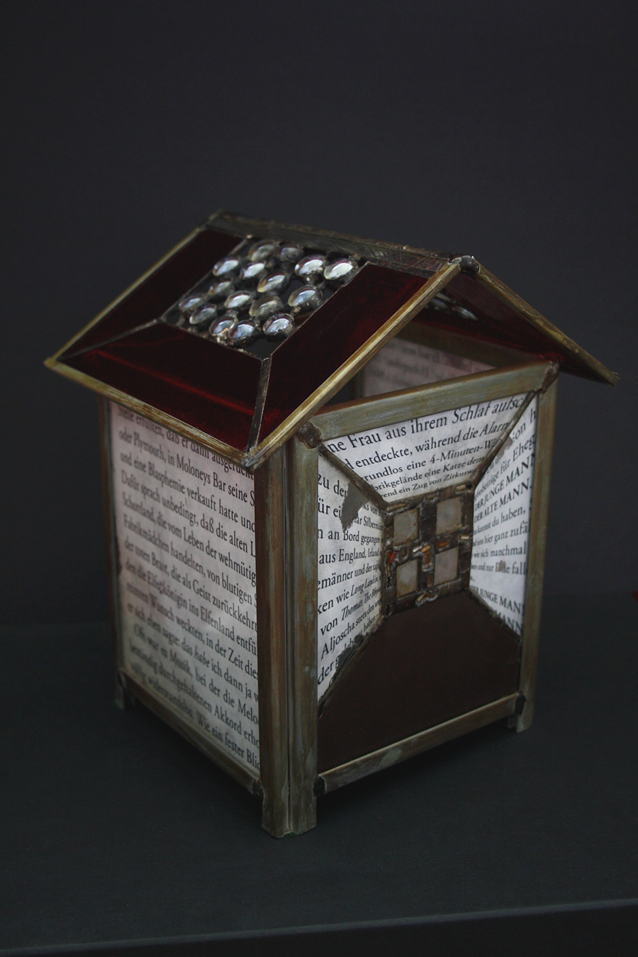 The Aljoscha House. Art Glass Work by Monika Cate, 2007, für "Aljoscha der Idiot" von Christian Erdmann.