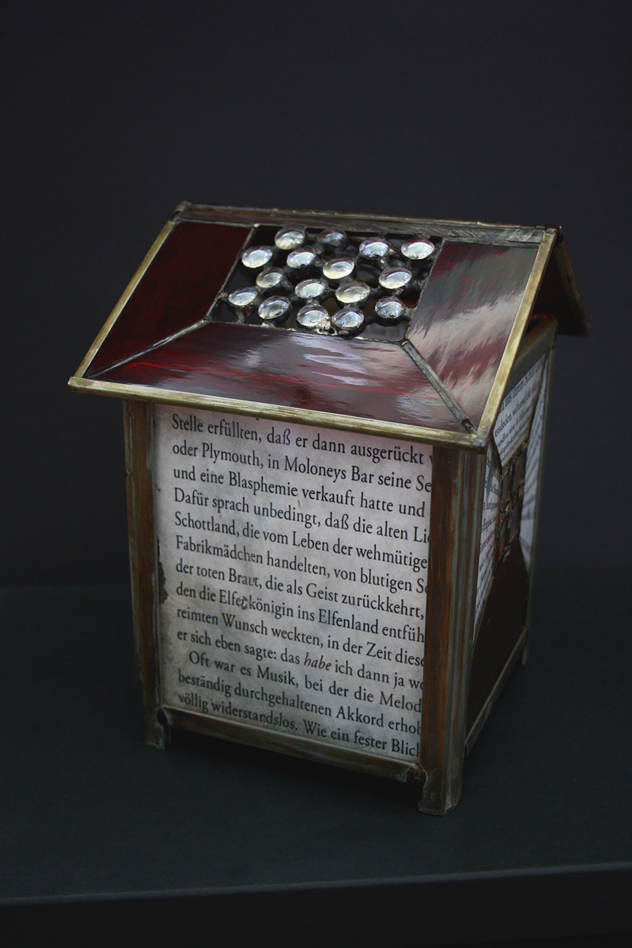 The Aljoscha House. Art Glass Work by Monika Cate, 2007, für "Aljoscha der Idiot" von Christian Erdmann.