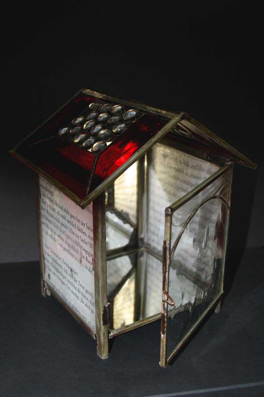 The Aljoscha House. Art Glass Work by Monika Cate, 2007, für "Aljoscha der Idiot" von Christian Erdmann.