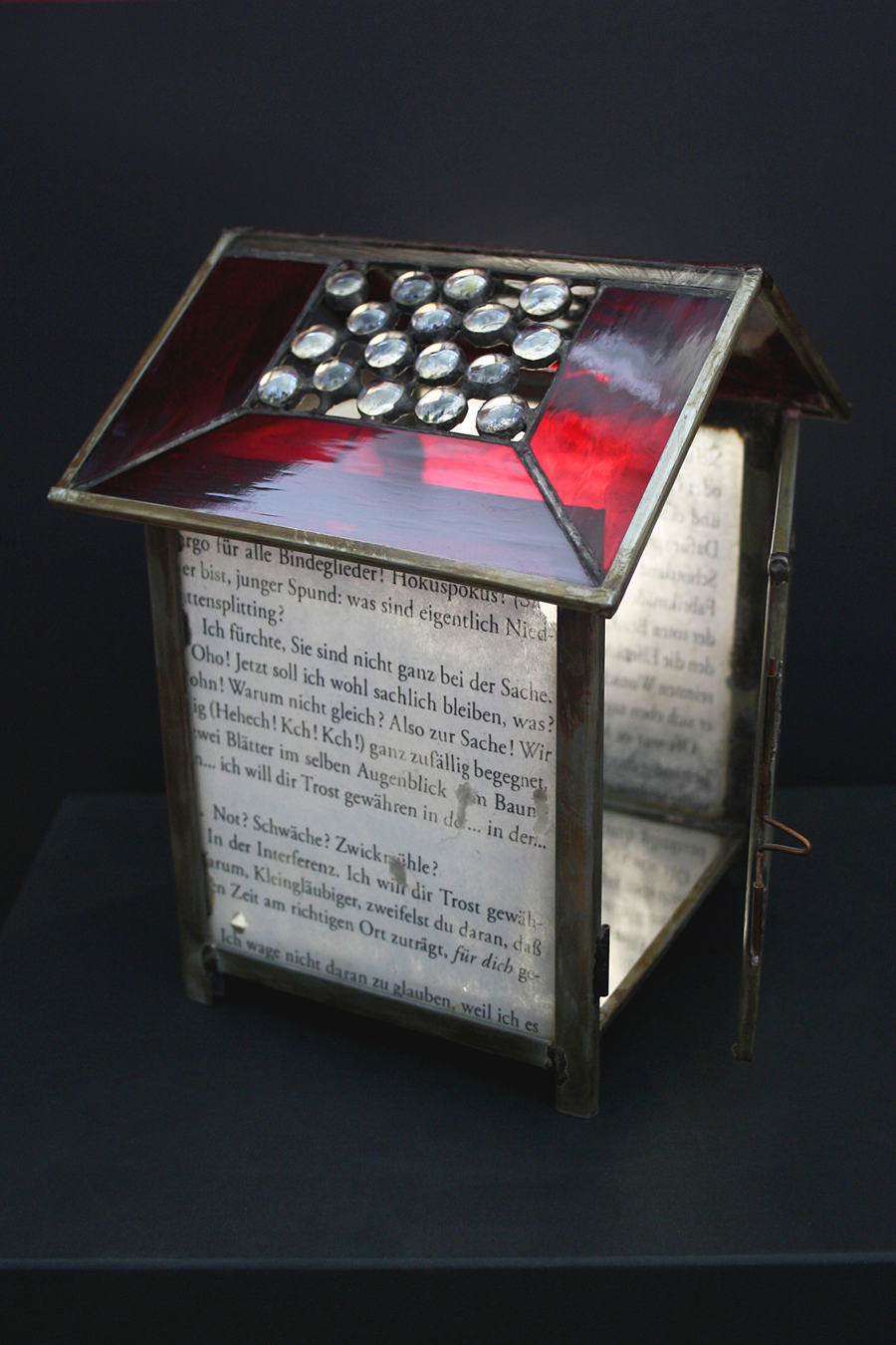 The Aljoscha House. Art Glass Work by Monika Cate, 2007, für "Aljoscha der Idiot" von Christian Erdmann.