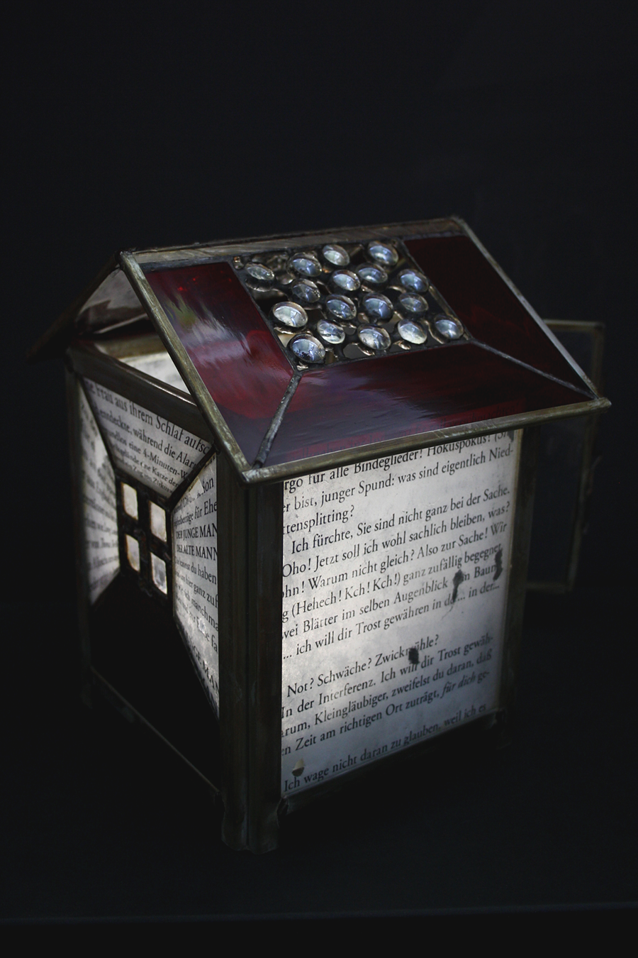 The Aljoscha House. Art Glass Work by Monika Cate, 2007, für "Aljoscha der Idiot" von Christian Erdmann.