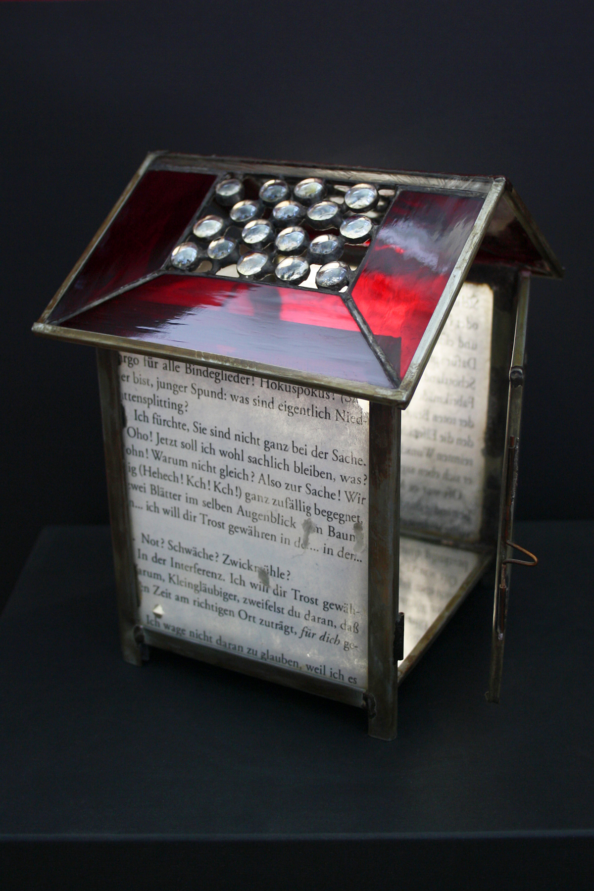 The Aljoscha House. Art Glass Work by Monika Cate, 2007, für "Aljoscha der Idiot" von Christian Erdmann.