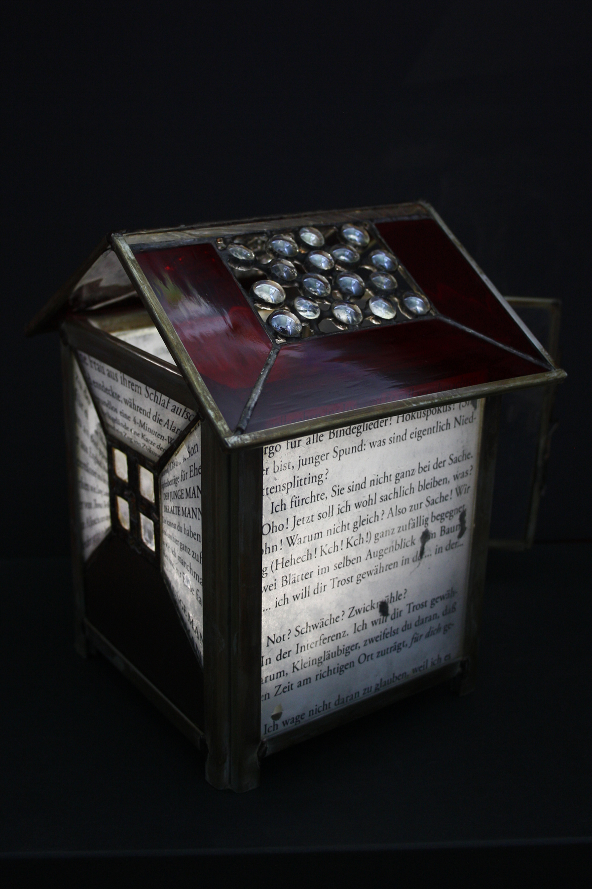 The Aljoscha House. Art Glass Work by Monika Cate, 2007, für "Aljoscha der Idiot" von Christian Erdmann.