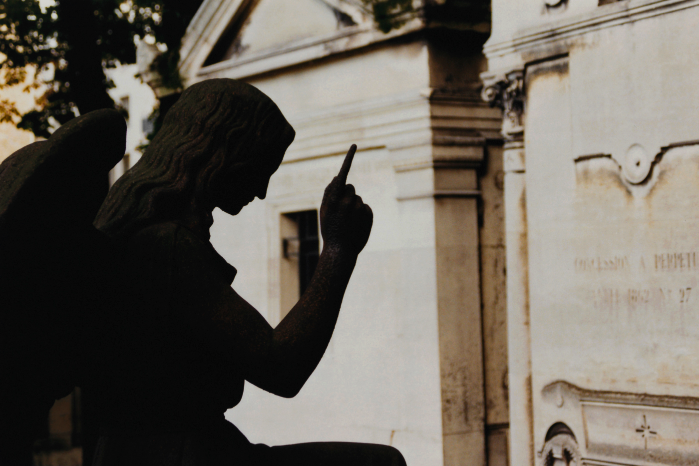 Listen. Cimetière de Montmartre, Paris. Analogfotografie von Christian Erdmann.