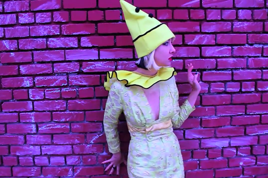 Rykarda Parasol - Against The Sun. Artikel von Christian Erdmann. Pic. "The Cloak Of Comedy" Video Screenshot.