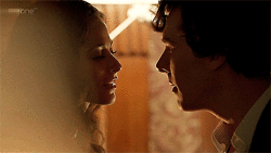 Sherlock - Ein Skandal in Belgravia (A Scandal in Belgravia), Lara Pulver als Irene Adler, Benedict Cumberbatch als Sherlock.