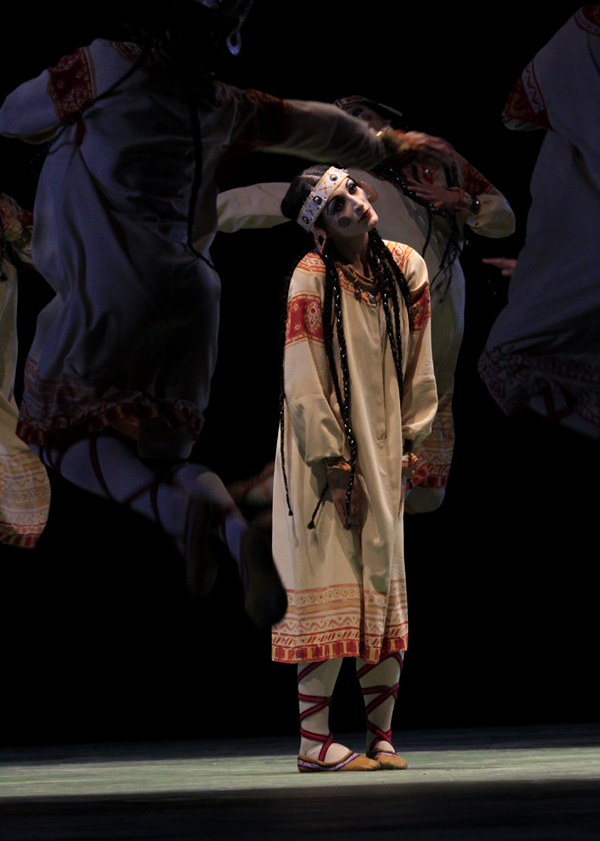 Joanna Wozniak in der Rekonstruktion von "Le Sacre du Printemps" durch das Joffrey Ballet. Joanna Wozniak in the Joffrey Ballet reconstruction of "Le Sacre du Printemps."