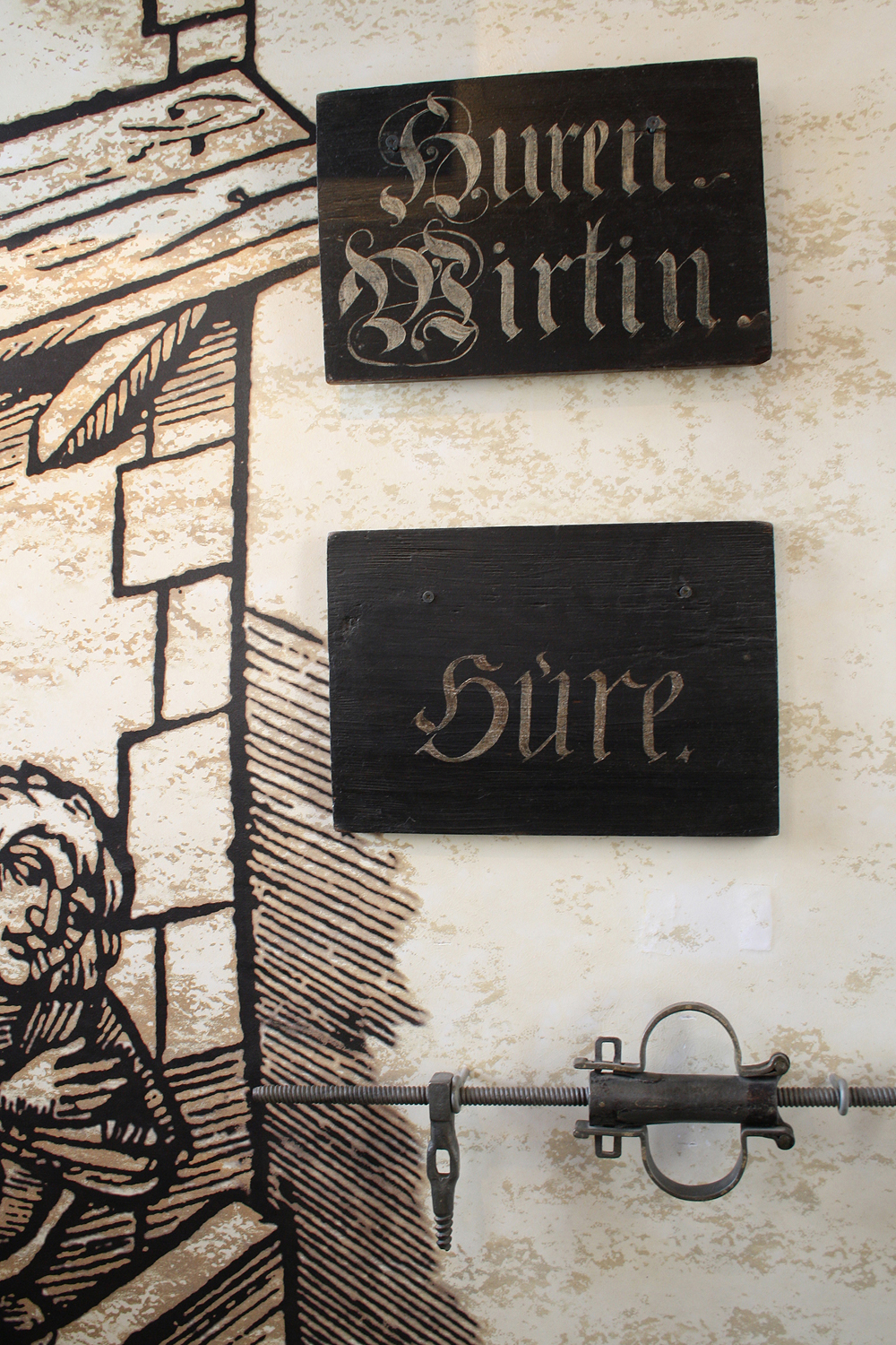 Lübeck, Holstentor, Ausstellung Straf- und Folterwerkzeuge.