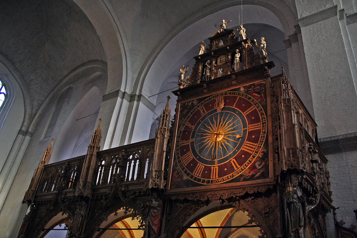 Die Kirchenuhr im Lübecker Dom.