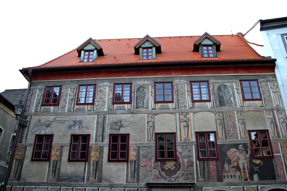 Cesky Krumlov. Krumau. Haus Na Louzi 54 mit Renaissancemalerei.