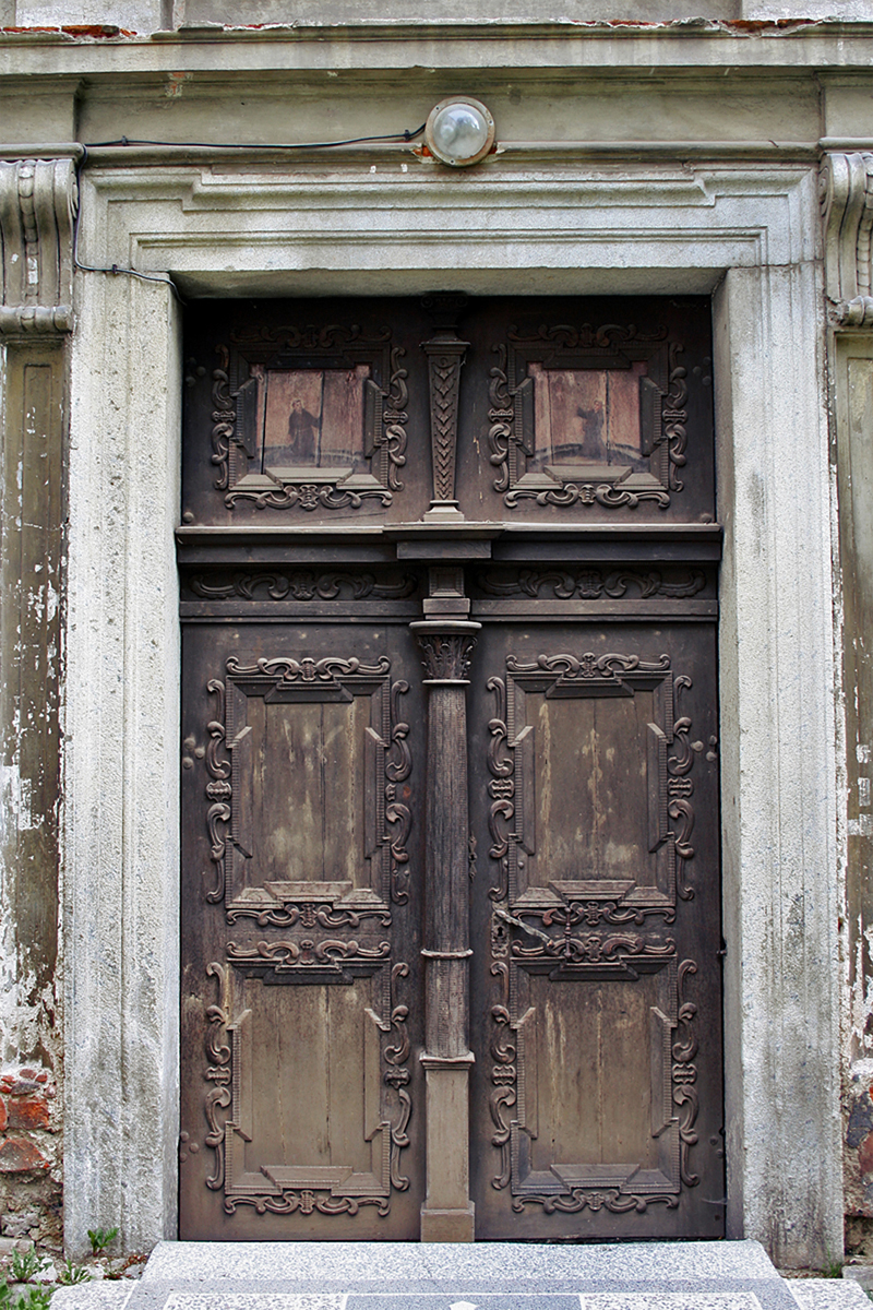 Cesky Krumlov. Krumau. Tür der Klosterkirche.
