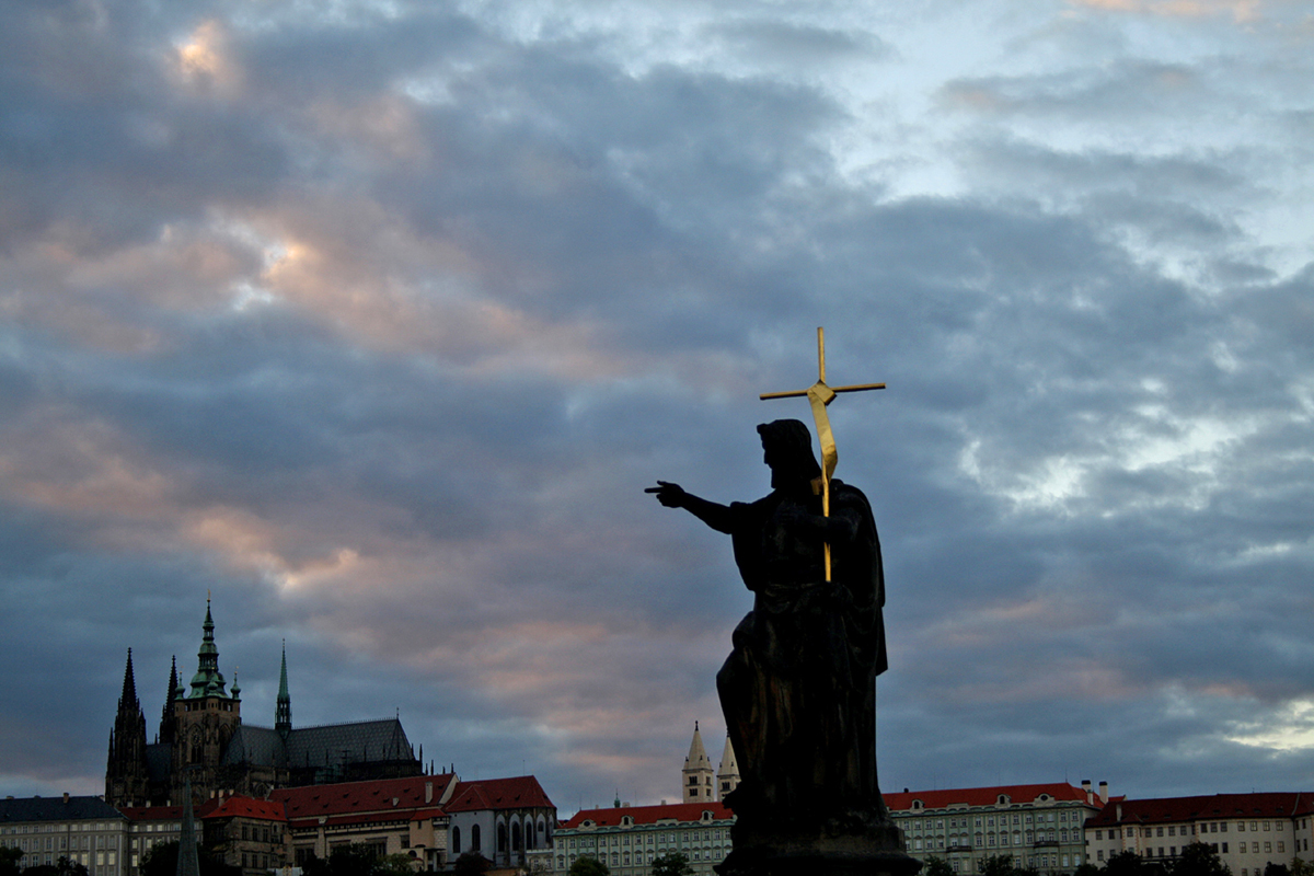 Prag. Statue auf der Karlsbrücke.
