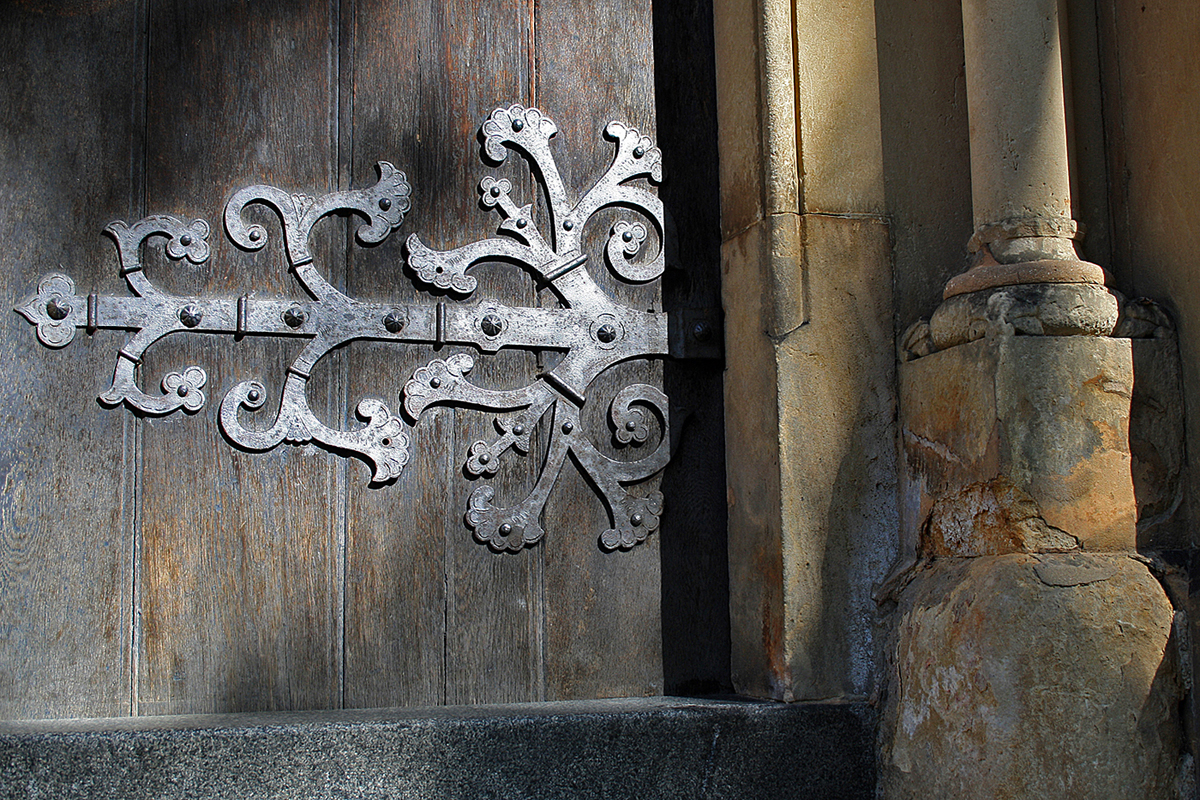 Prag. Vyšehrad. Türbeschlag am neogotischen Portal der St. Martins-Rotunde.