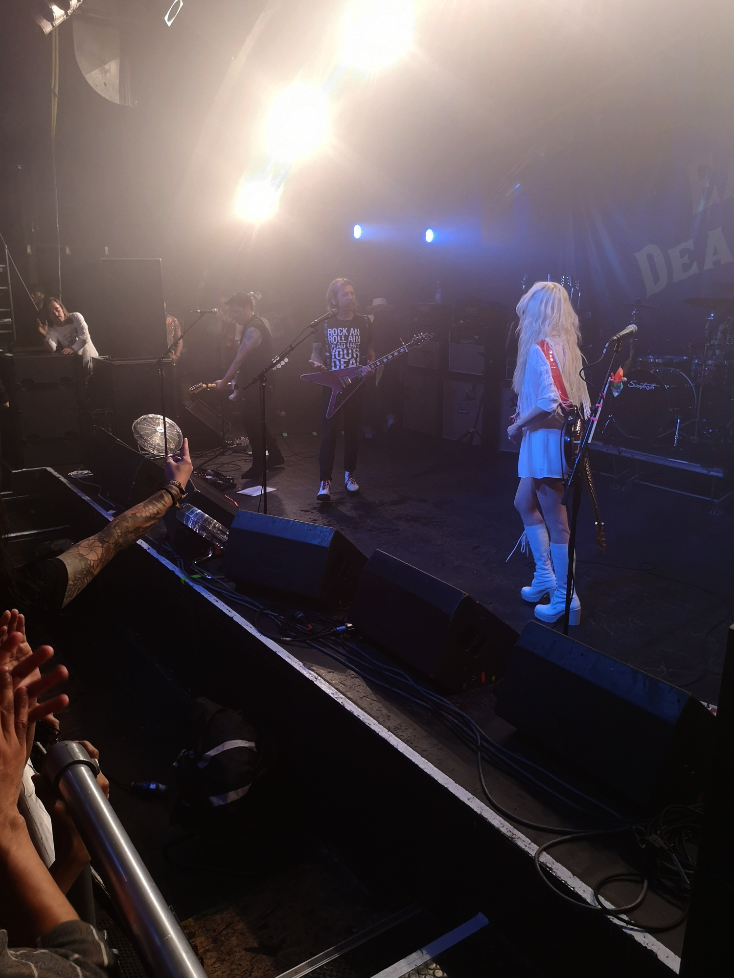 Eagles of Death Metal, Markthalle Hamburg 13.07.2023, Jesse Hughes, Jennie Vee.