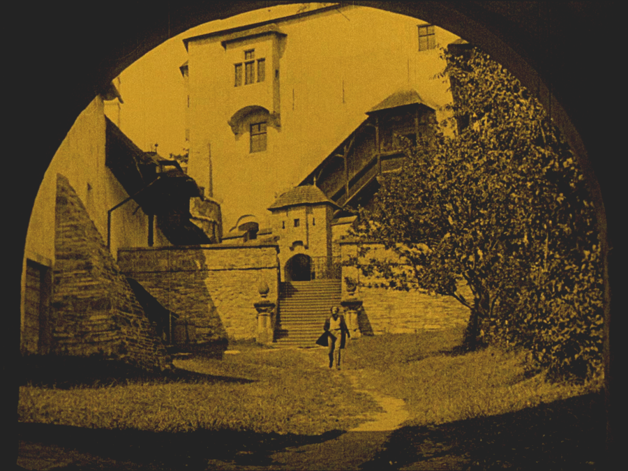 Nosferatu - Eine Symphonie des Grauens, 1922, Regie F. W. Murnau. Gustav von Wangenheim auf der Arwaburg.