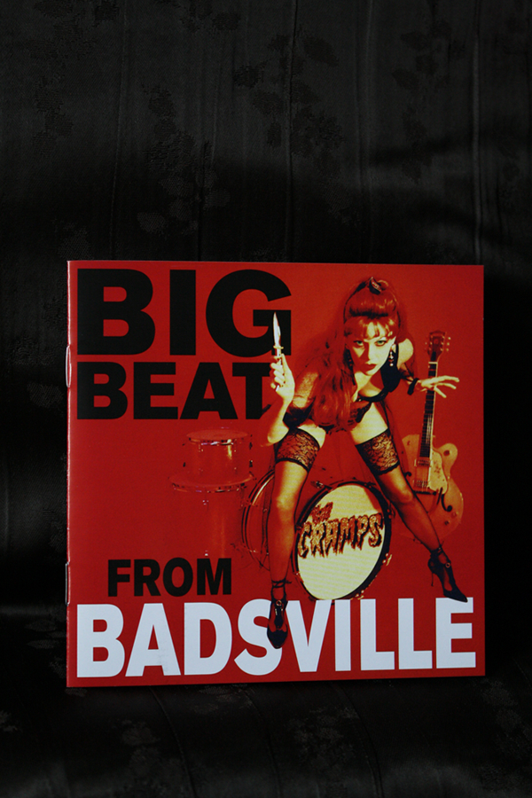 The Cramps. Artikel von Christian Erdmann. Bild: Poison Ivy auf dem Cover von "Big Beat From Badsville".