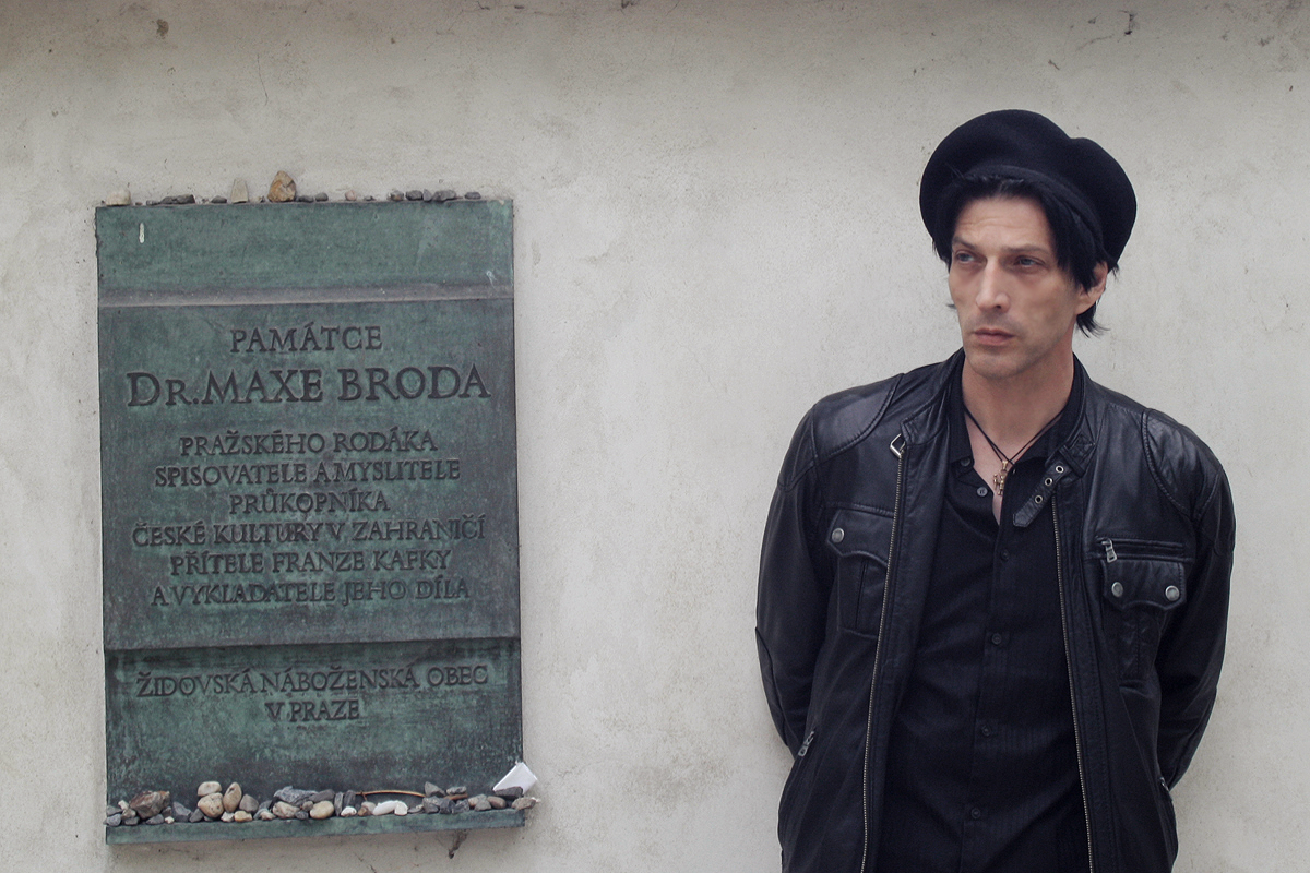 Christian Erdmann am Grab von Franz Kafka auf dem Friedhof Olšany in Prag.
