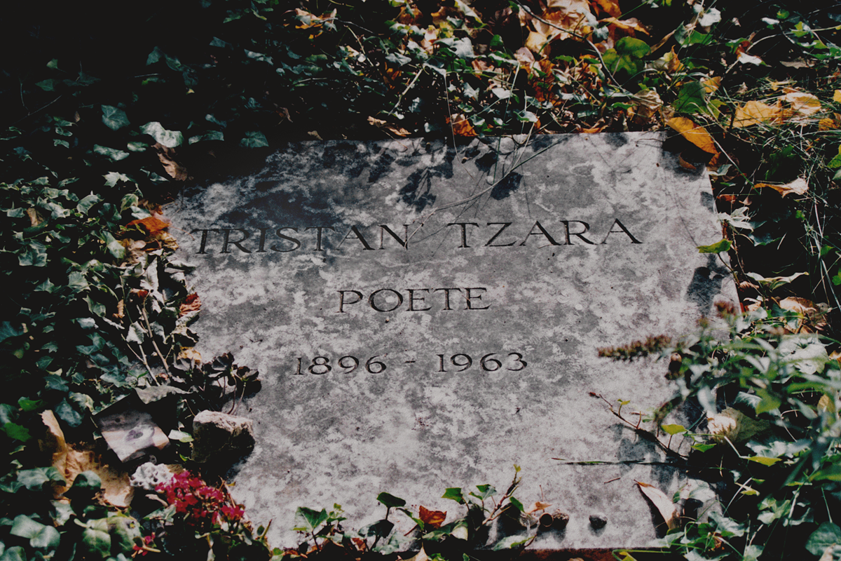 Tristan Tzara, Grab auf dem Cimetière Montparnasse, Paris. Foto Christian Erdmann.