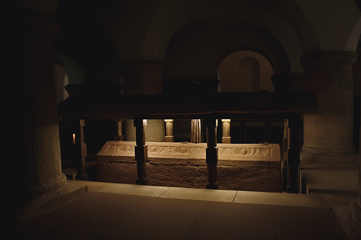 Sarkophag des Bernward von Hildesheim.