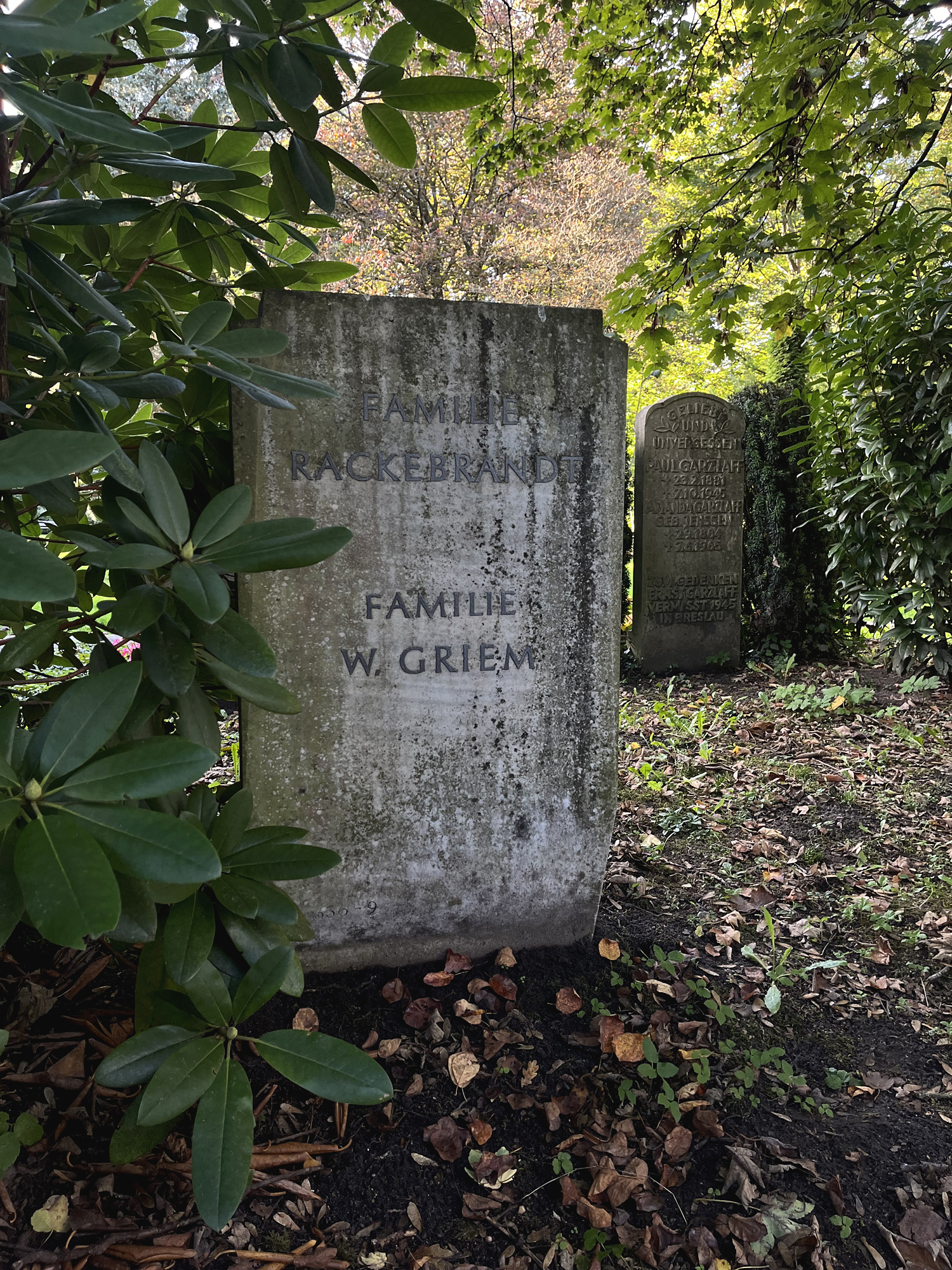 Der Grabstein von Helmut Griem auf dem Friedhof Ohlsdorf.